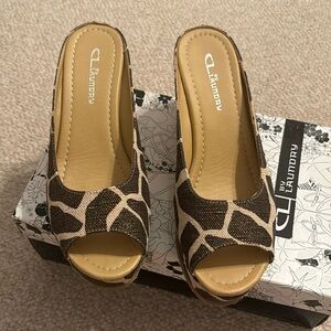 Women’s Super Cute Pattern Wedges Size 8,5, Great Condition with Box